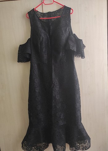Dantel Detaylı Siyah Midi Elbise
