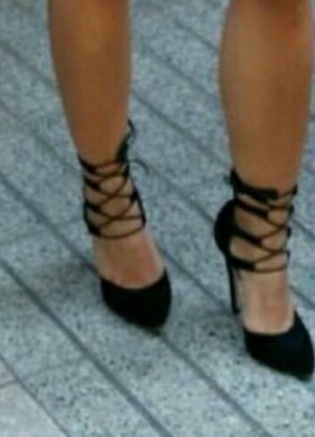 İnce topuklu bilekten bağcıklı stiletto