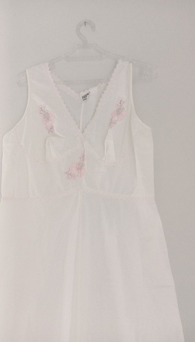 Nakışlı V Yakalı Uzun Beyaz Kadın gecelik sabahlık - Görsel 4