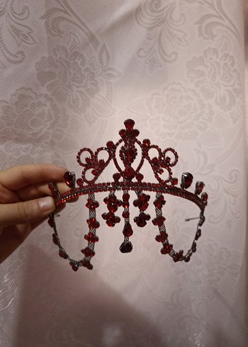 Kırmızı Parlak Taşlı Taç - Görsel 2