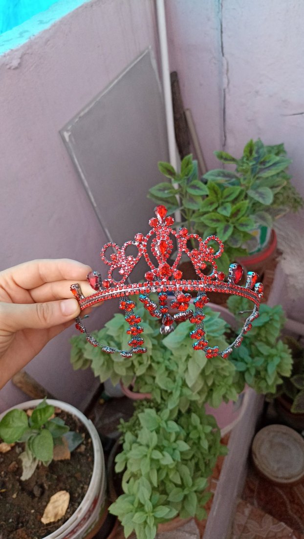 Kırmızı Parlak Taşlı Taç - Görsel 3