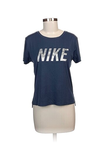 Nike T-shirt %70 İndirimli.