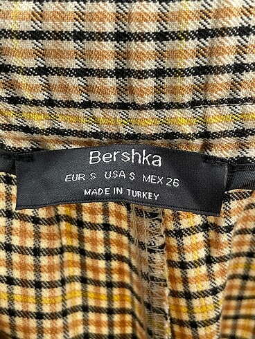 s Beden çeşitli Renk Bershka Düz Kesim %70 İndirimli.