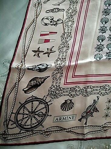 Armine Eşarp.