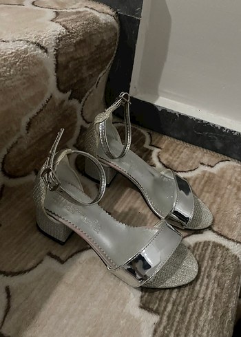 Gümüş Topuklu Çocuk Ayakkabısı - Görsel 3