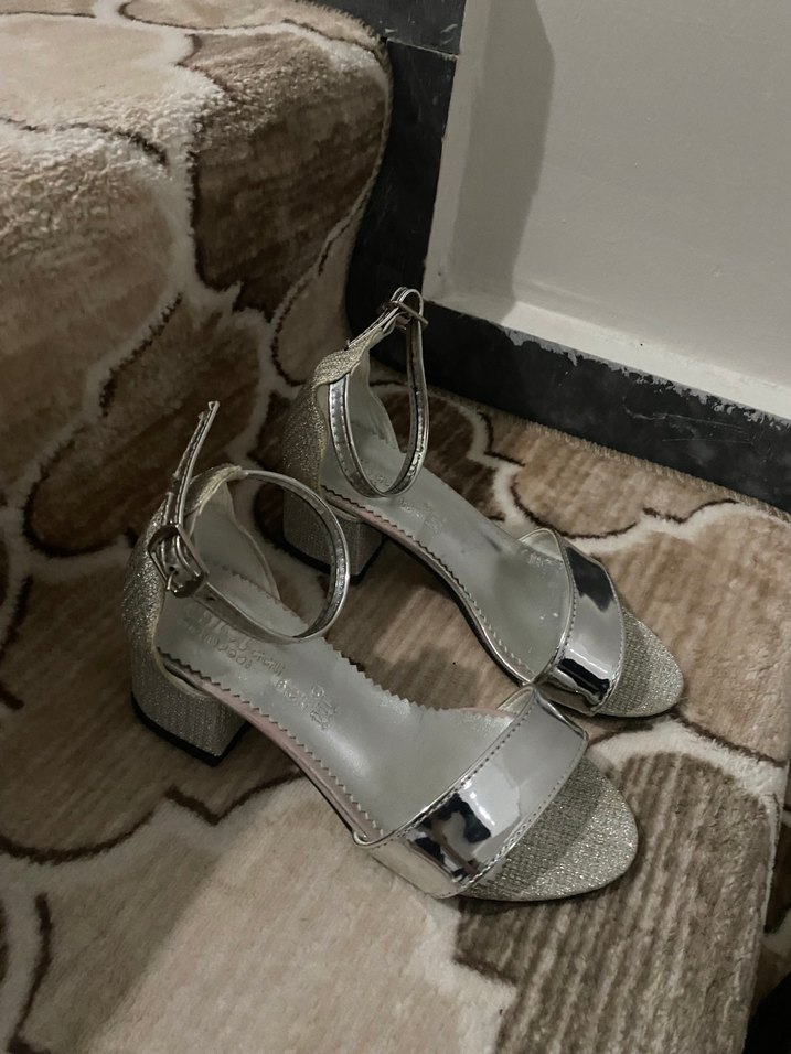 Gümüş Topuklu Çocuk Ayakkabısı - Görsel 3