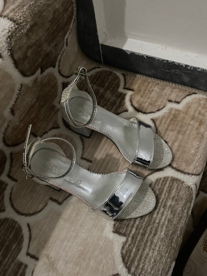 Gümüş Topuklu Çocuk Ayakkabısı - Görsel 2