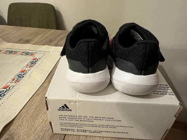 19 Beden 19 numara Adidas Spor Ayakkabı