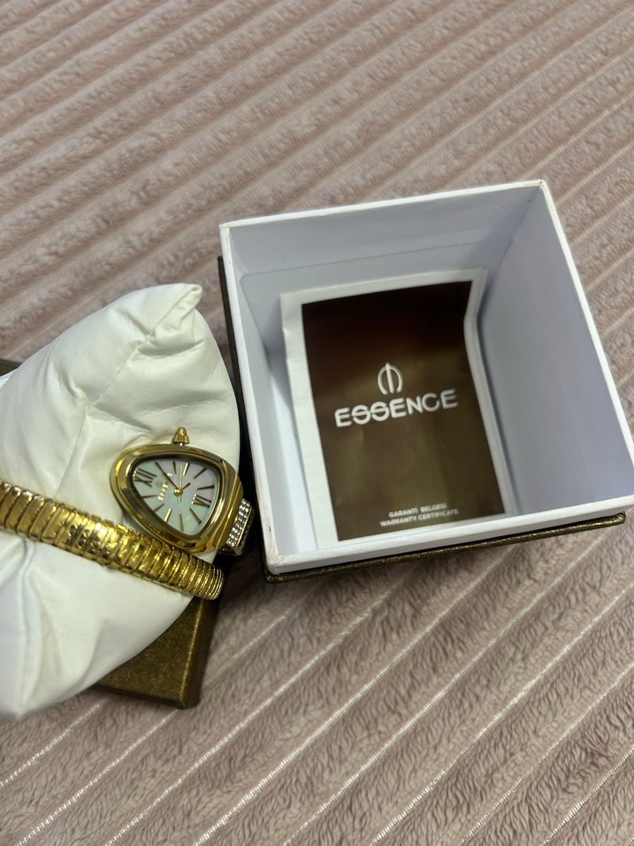 Klasik Altın Renkli Kadın Saat - Görsel 3