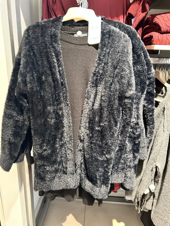 Siyah Uzun Kollu Suni Kürk Detaylı Kadın hırka Sm  bedene uygun - Görsel 2