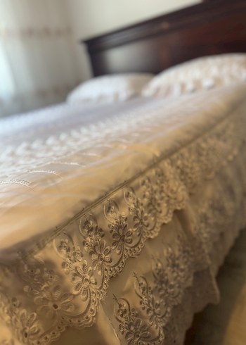 İşlemeli Parlak Beyaz Yatak Örtüsü - Görsel 2