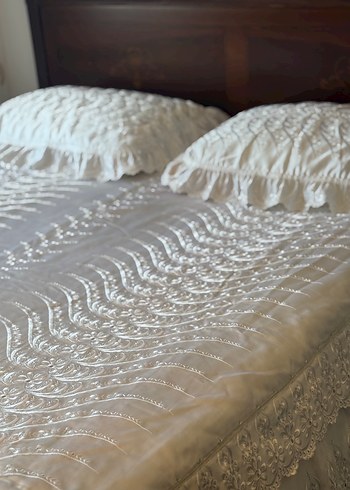 İşlemeli Parlak Beyaz Yatak Örtüsü - Görsel 5