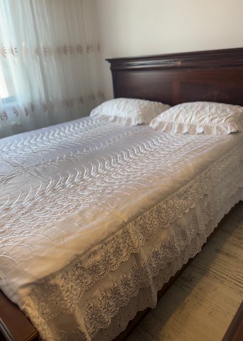 İşlemeli Parlak Beyaz Yatak Örtüsü - Görsel 4