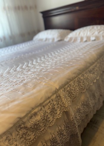 İşlemeli Parlak Beyaz Yatak Örtüsü - Görsel 3