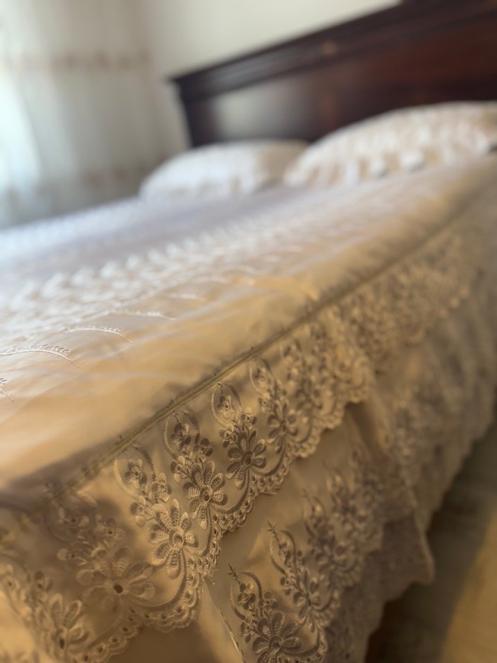 İşlemeli Parlak Beyaz Yatak Örtüsü - Görsel 2