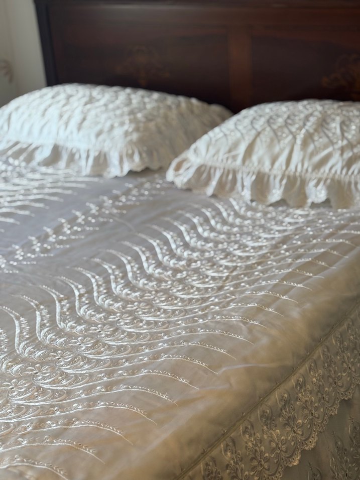 İşlemeli Parlak Beyaz Yatak Örtüsü - Görsel 5