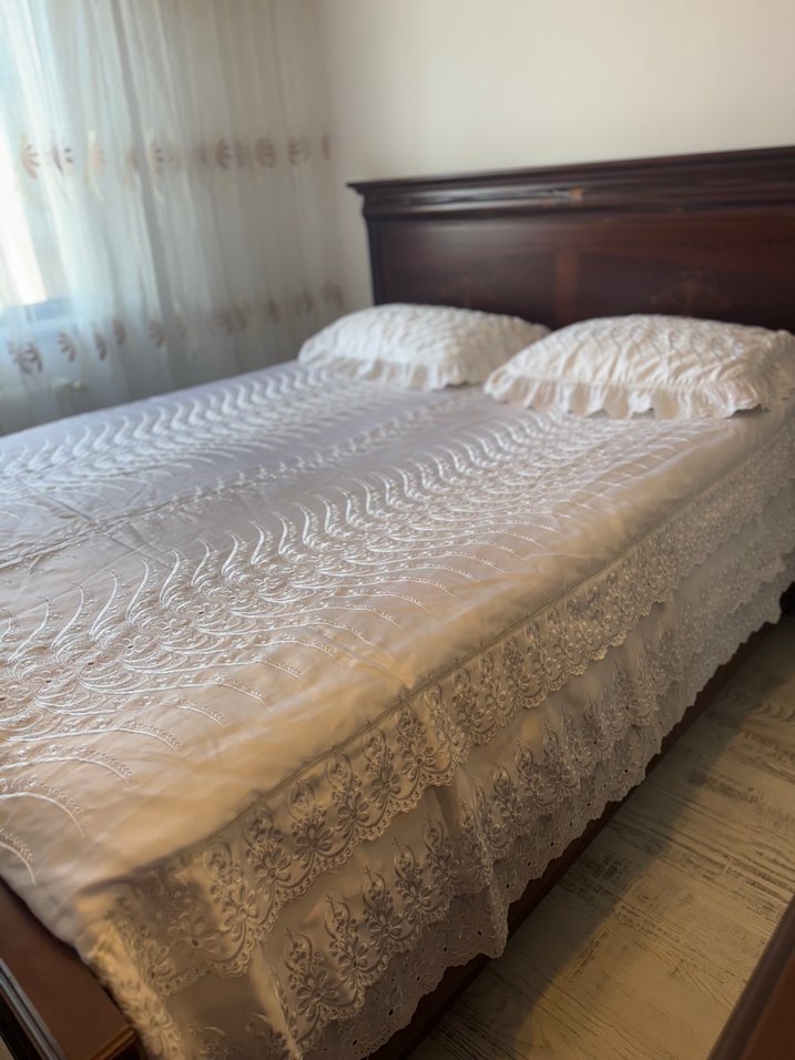 İşlemeli Parlak Beyaz Yatak Örtüsü - Görsel 4