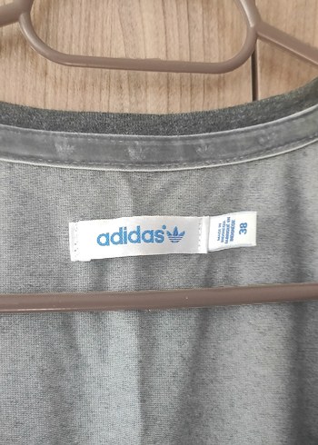 Gri Payetli Kolsuz Adidas Tişört - Görsel 3