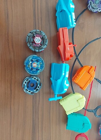 Satılık beyblade metal modelleri