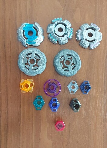 Satılık beyblade burst ve metal yedek parçaları ile launcherları