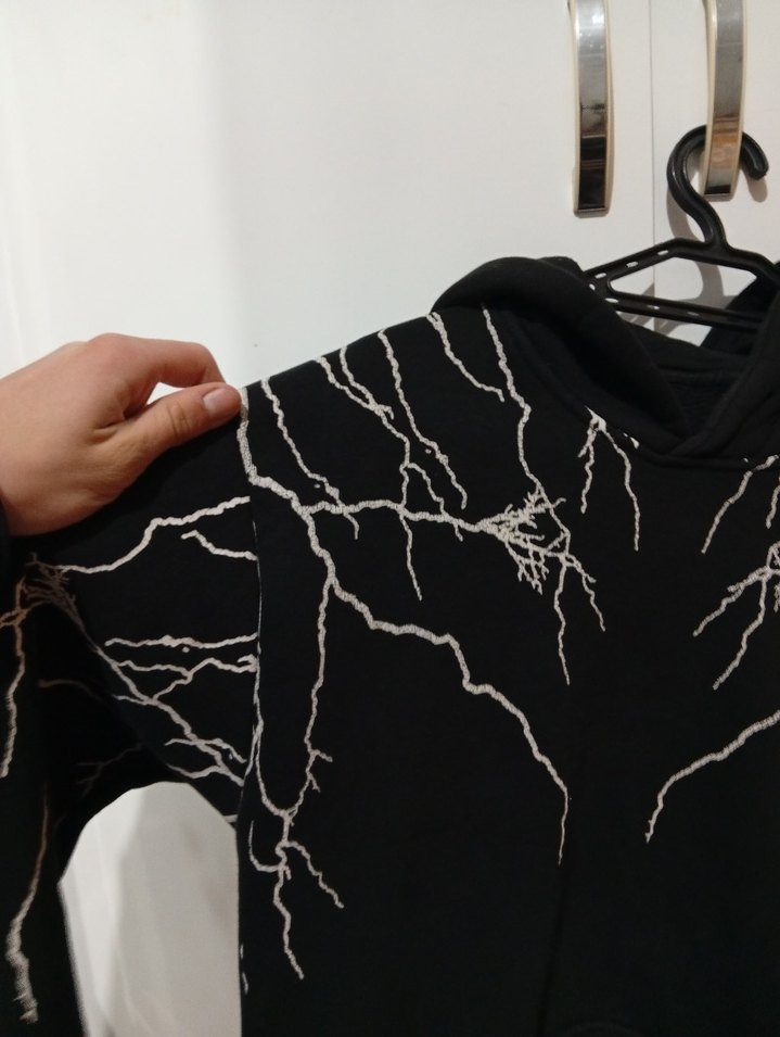 Nakışlı Siyah Kapüşonlu Sweatshirt - Görsel 3