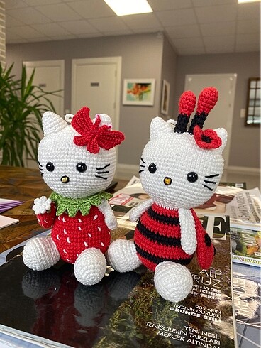 Çilek kıyafetli Hello Kitty amigurumi
