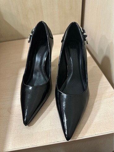 Divarese içi dışı deri stiletto
