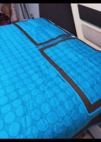 İşlemeli Parlak Mavi Yatak Örtüsü - Görsel 3