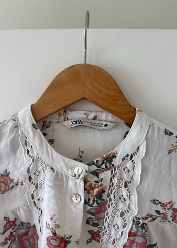 Zara Çiçek Desenli Dantel Detaylı Beyaz Kız Bluz