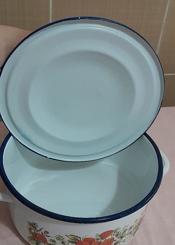 Çilek Desenli Beyaz Emaye Tencere - Görsel 3