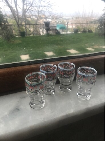 Antika bardak kahve yanı