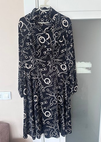 Zincir Detaylı saten elbise - Görsel 3