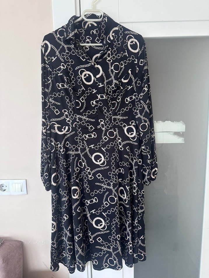 Zincir Detaylı saten elbise - Görsel 3