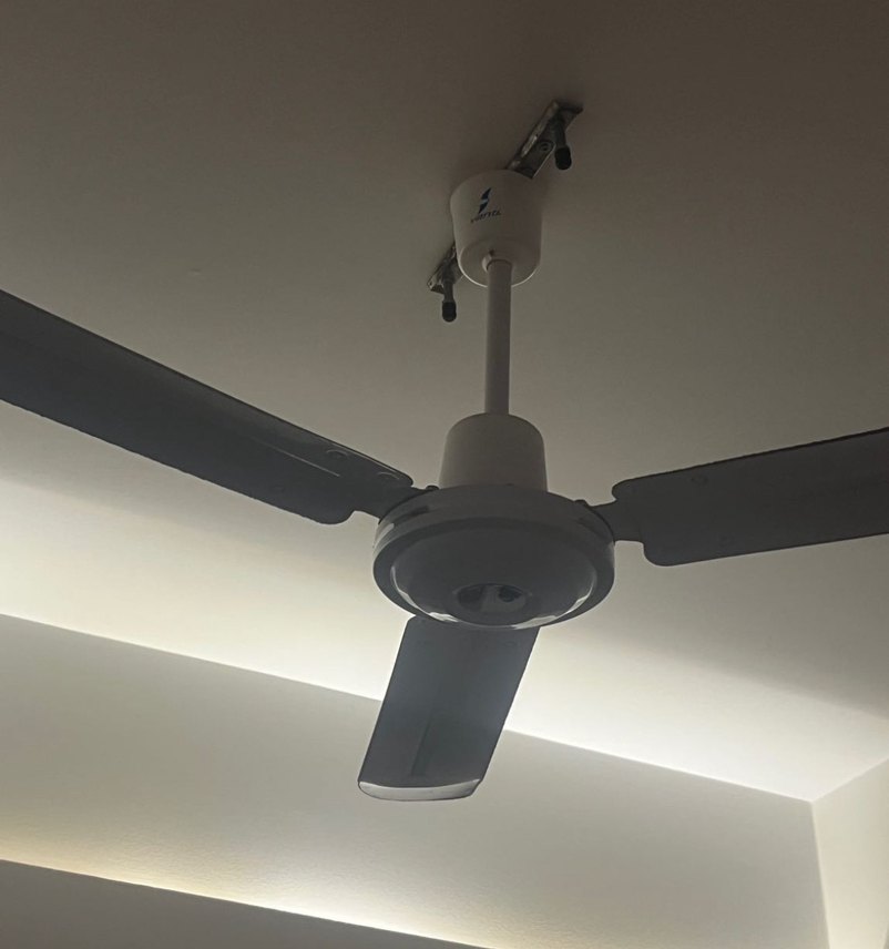 Beyaz ve Gri Tavan Vantilatörü - Görsel 3