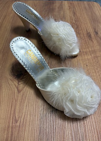 Beyaz Tüylü Çiçek Detaylı Kadın Dolgu Topuk Terlik - Görsel 2