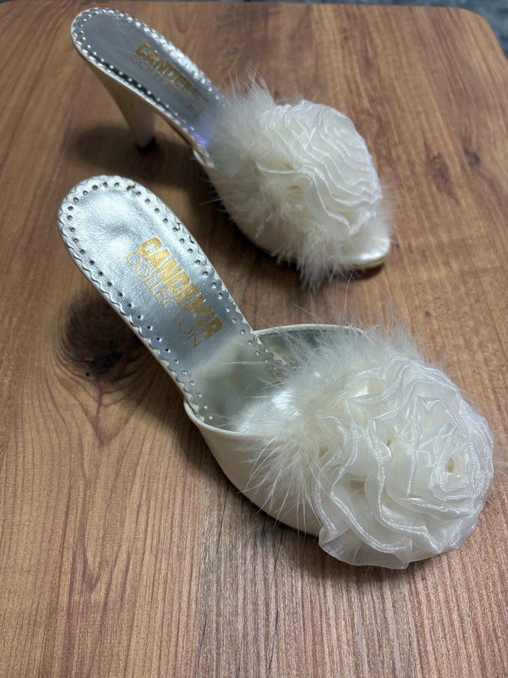 Beyaz Tüylü Çiçek Detaylı Kadın Dolgu Topuk Terlik - Görsel 2