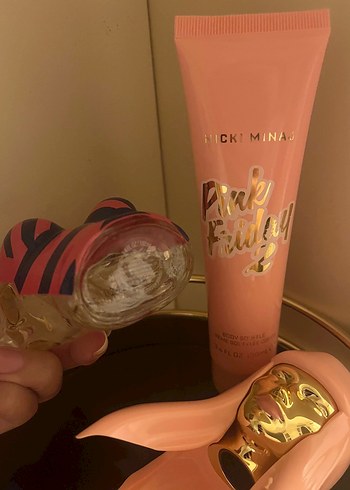 Beden Renk nicki minaj - Pink Friday 2 Kremi ve Vücut Losyonu Seti