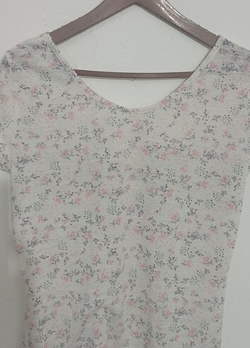LC Waikiki LCW CASUAL ARKA ÖN V YAKA ÇİÇEK DESENLİ T-SHIRT
