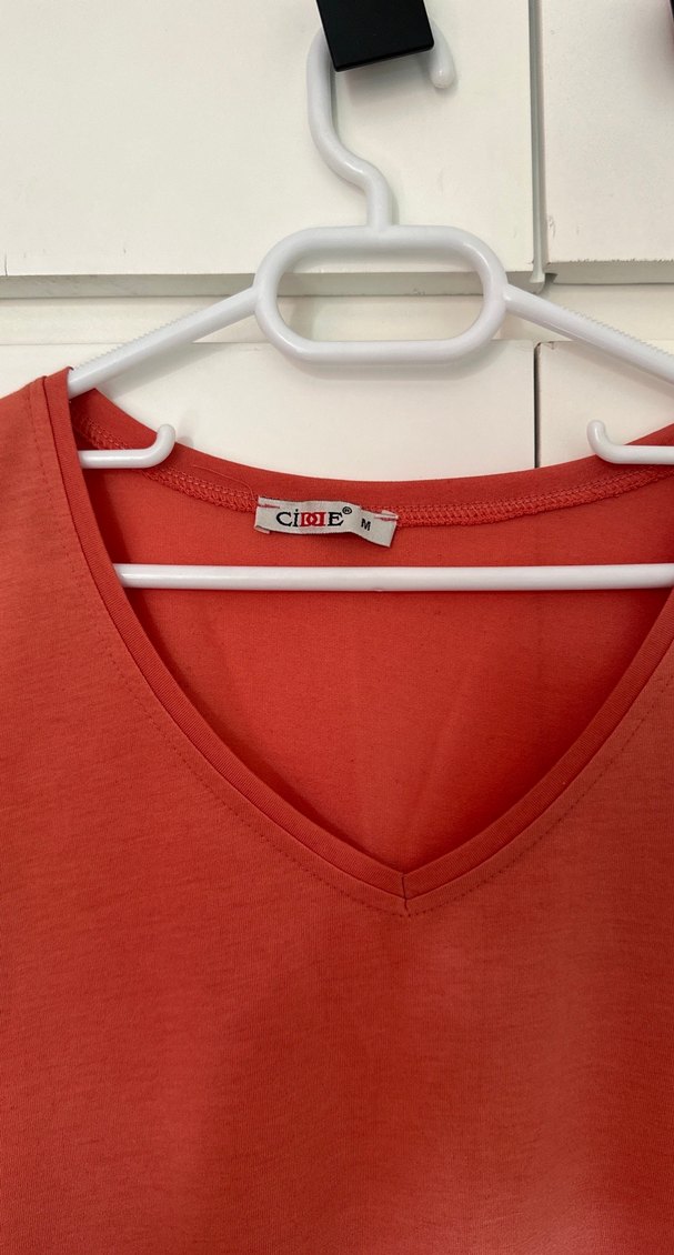 Kırmızı V Yaka  Kadın Tişört - Görsel 2