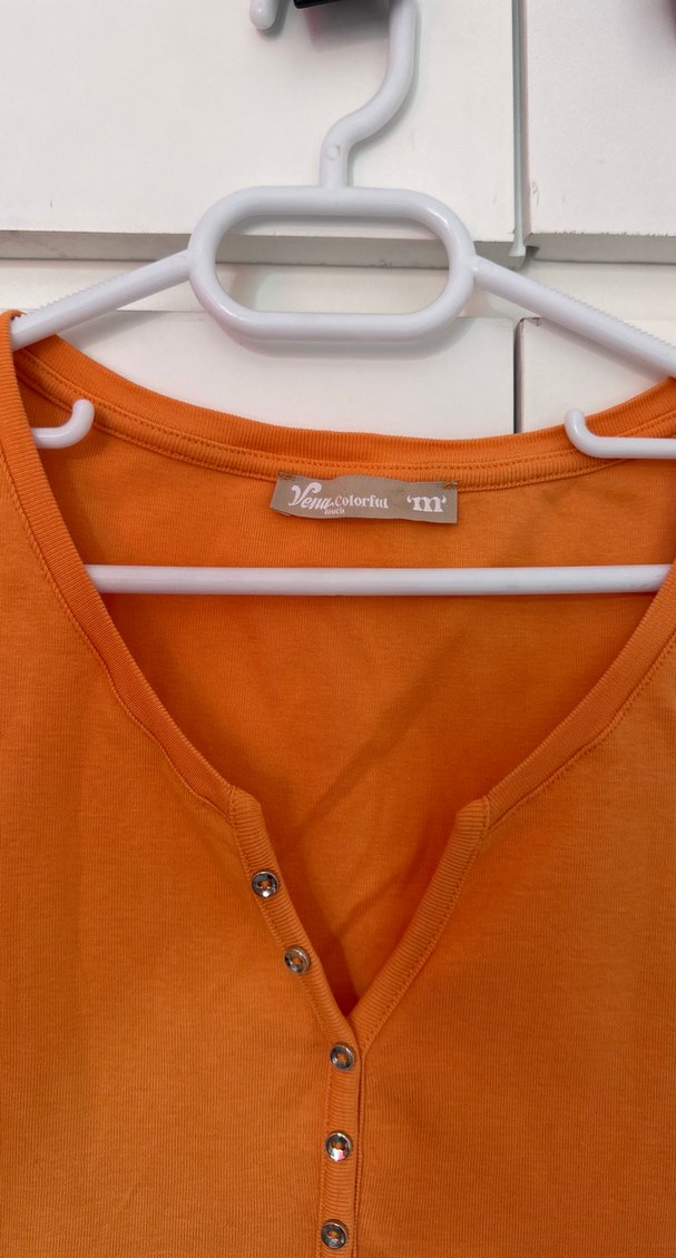 Turuncu V Yakalı Düğmeli Kolsuz Kadın Atlet - Görsel 2