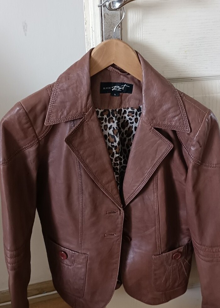 Üç ayrı renkte deri ceketler - Görsel 4