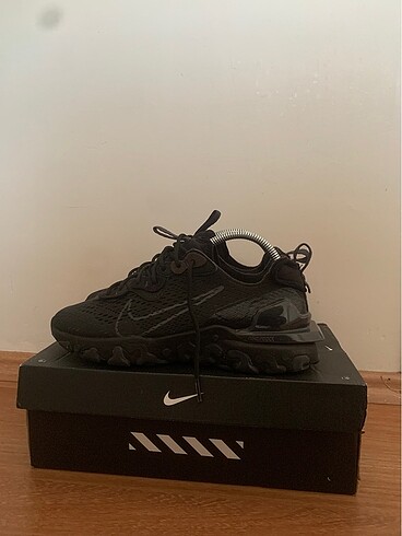 42 Beden siyah Renk Nike react serisi az kullanılmış
