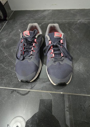 Pembe Detaylı Gri Spor Ayakkabı - Görsel 3