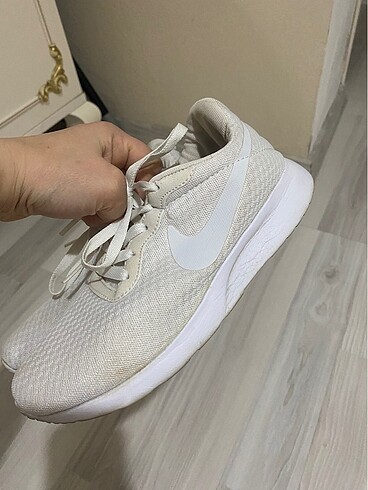 Beyaz spor ayakkabısı