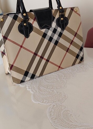 Guess Polo canta