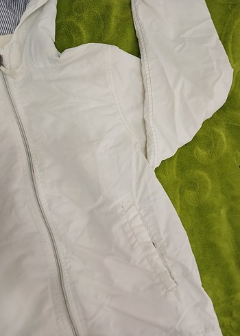 Beyaz Kapüşonlu Fermuarlı Yağmurluk - Görsel 2