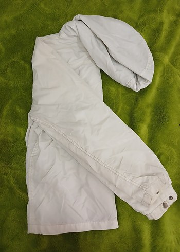 Beyaz Kapüşonlu Fermuarlı Yağmurluk - Görsel 3
