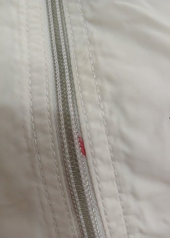 Beyaz Kapüşonlu Fermuarlı Yağmurluk - Görsel 4