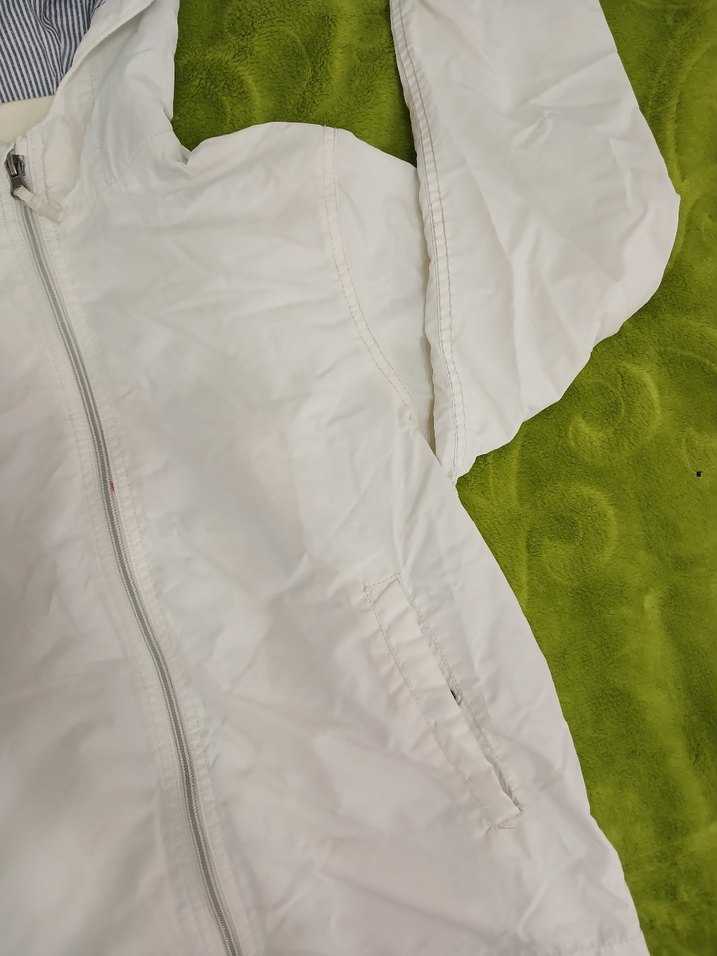 Beyaz Kapüşonlu Fermuarlı Yağmurluk - Görsel 2