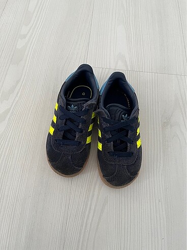 24 Beden Erkek çocuk Adidas spor ayakkabısı